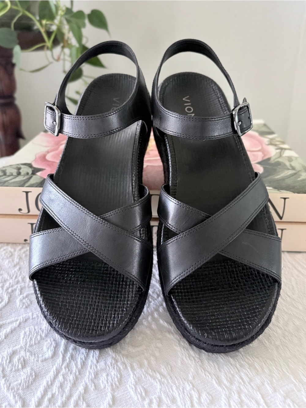 VIONIC Mar Black Leather Sandal | Size 9.5